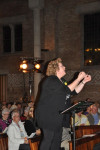 Vol overgave sweept Alexandra het koor op